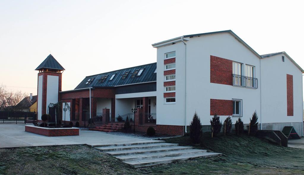 Guest House Hodus Vydrany Extérieur photo